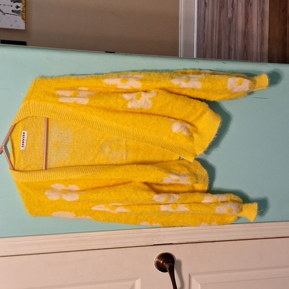 Yellow sweater - Picture 1 of 4